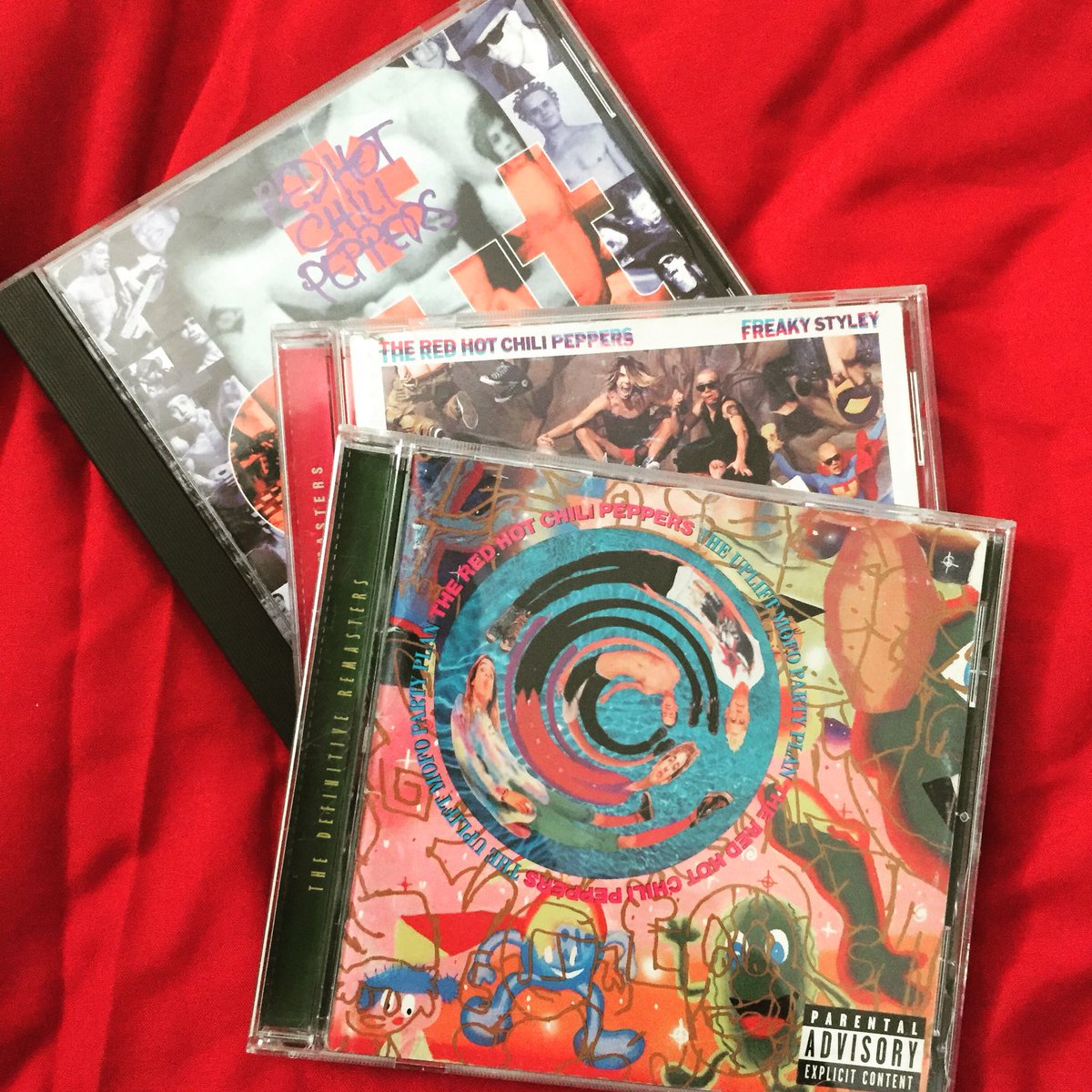 RHCFamily's tweet photo. Let’s get them superbowl tunes going! #redhotchilipeppers #rhcp #theupliftmofopartyplan #freakystyley #outinLA #superbowl #patriots #eagles #cds #funk #superbowlsunday #throwbackjams https://t.co/KRjtYa0Ham