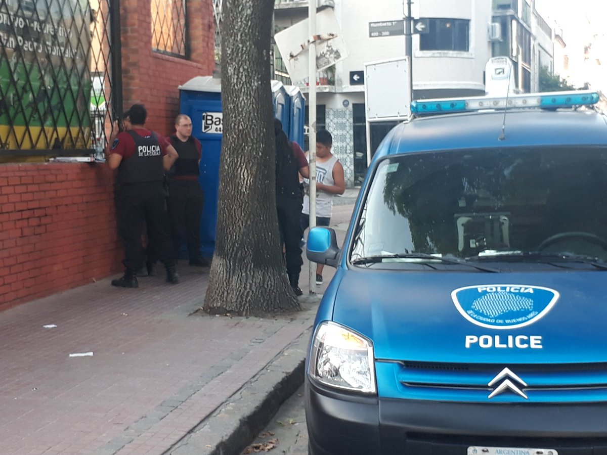 TransitoTwiit's tweet photo. OPERATIVO ANTI-UBER🇦🇷
#BuenosAires 😍#Argentina❤
#Ahora 2x1 en #SanTelmo Cayeron 2 #UBERtos ILEGALES☠en Humberto1ro y Balcarce
🔥Peugeot 207 MFV 960🔥
🔥Renault Sandero PHJ 935🔥
TODO ADENTRO
#BuenDomingo @Uber🌩 @Uber_ARG⛈
#TaxistasUnidos De #Caba
NO SE TOMA VACACIONES😎 https://t.co/UJS27O8CDP