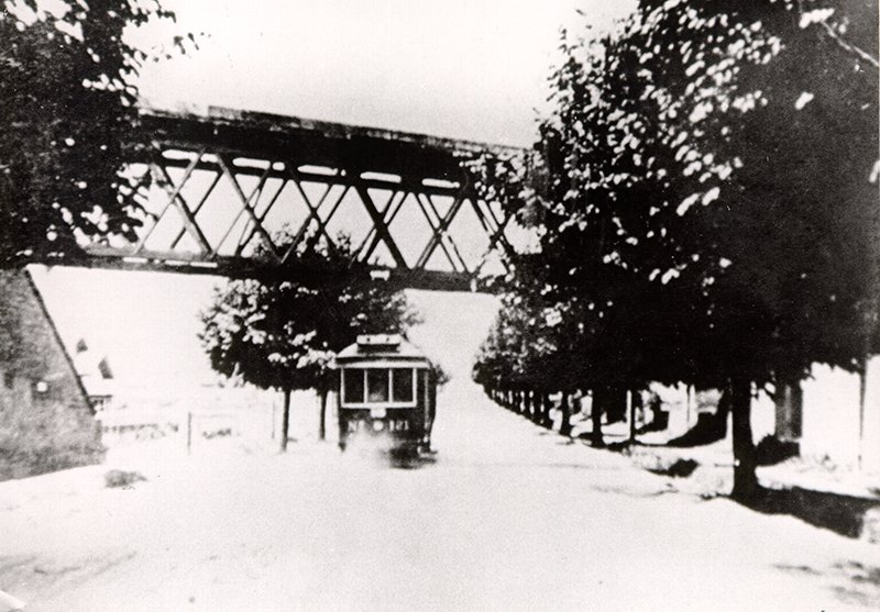 BoroondaraLib's tweet photo. It's #suburbsofmelbournemonday in Toorak Rd Hartwell, 1918, with tram. The train bridge was part of the Outer Circle. Got a great Boroondara Streetscape image? Enter it into our photo comp for great prizes! https://t.co/sg82n6oxh9 @PRO_Vic  @yarratrams @metrotrains @Boroondara https://t.co/lVfOQY7N98