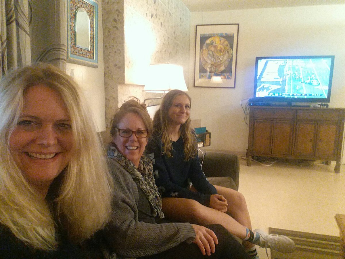 LiziKernNews's tweet image. Everyone except me rooting for @Patriots but I gotta go w/ @Eagles because my old #KDBC pal &amp;amp; now WPVI TV Philly sports anchor @JamieApody is there covering #Superbowl