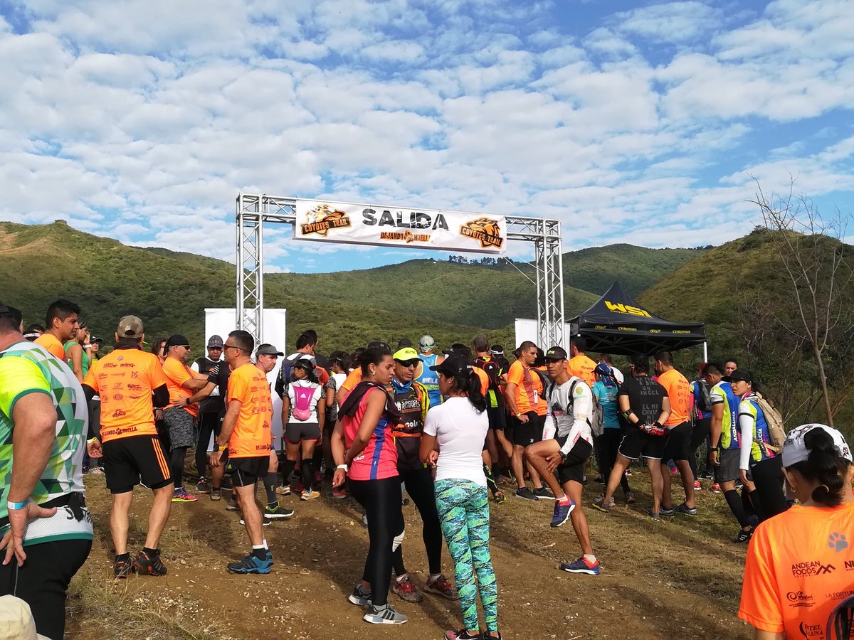 Colombiaesdepor's tweet photo. Hoy estuve con mi equipo #pressrunners en la carrera El Inicio de #coyotesTrail gran experiencia en la montaña, empezando con 16 la temporada deportiva #running #sumandokmsdevida @elreytero @CesarAlAire @escobarlady1 @anamilecaracol https://t.co/vmWtWs9yYP