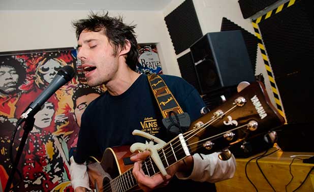 #AndyKLeland presenta #MrPanic. El músico ha liberado el clip oficial para su nuevo sencillo. El mismo se desprende de su más reciente trabajo #HappyDaze. Miralo acá! #NewVideo #VIDEO #indie #folk #Italy 🌟zonenights.com/2018/01/andy-k…