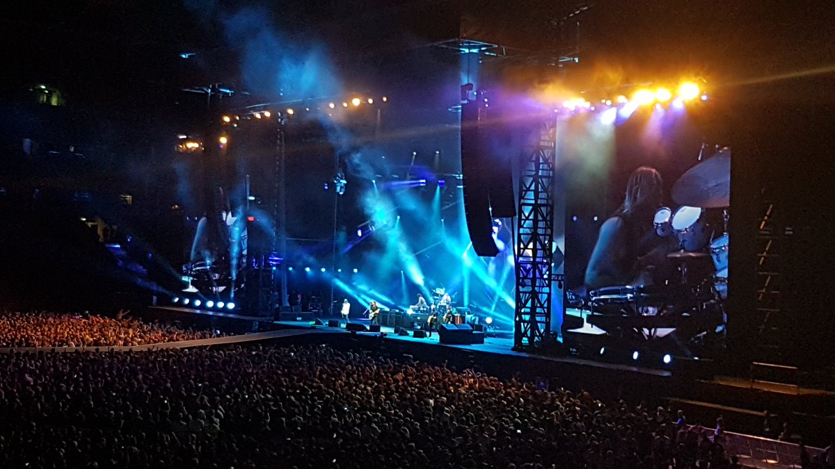 agirlwhowanders's tweet photo. Amazing seeing the #FooFighters live in Brisbane!!! https://t.co/FXivNJ4iuH