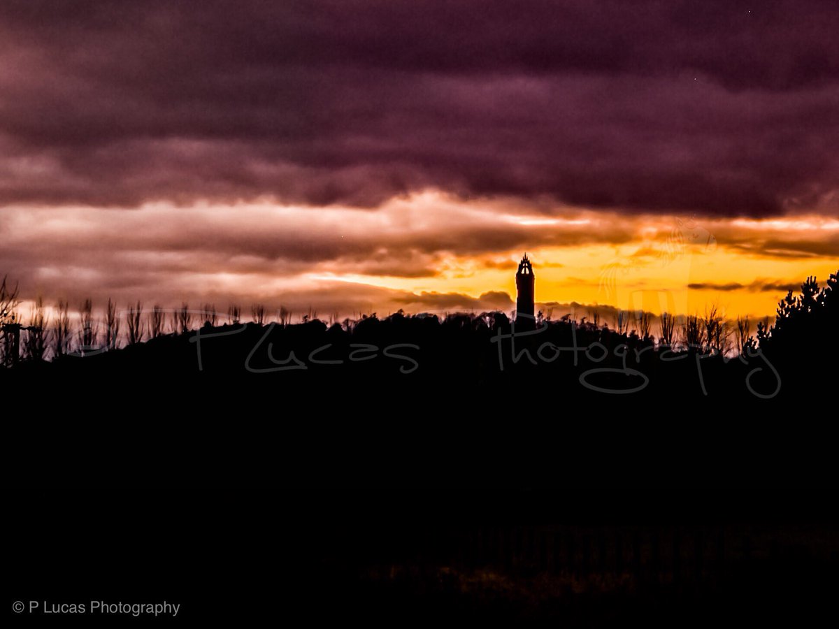 PLucasPhoto's tweet photo. #wallacemonument #stirling #sunset #scottishhistory #amazingviews #stunningscenery #howhardisittogetagoodphotowithoutpilons #purpleclouds #orangeskies #visitscotland #plucasphotography https://t.co/wOddwwOR4N