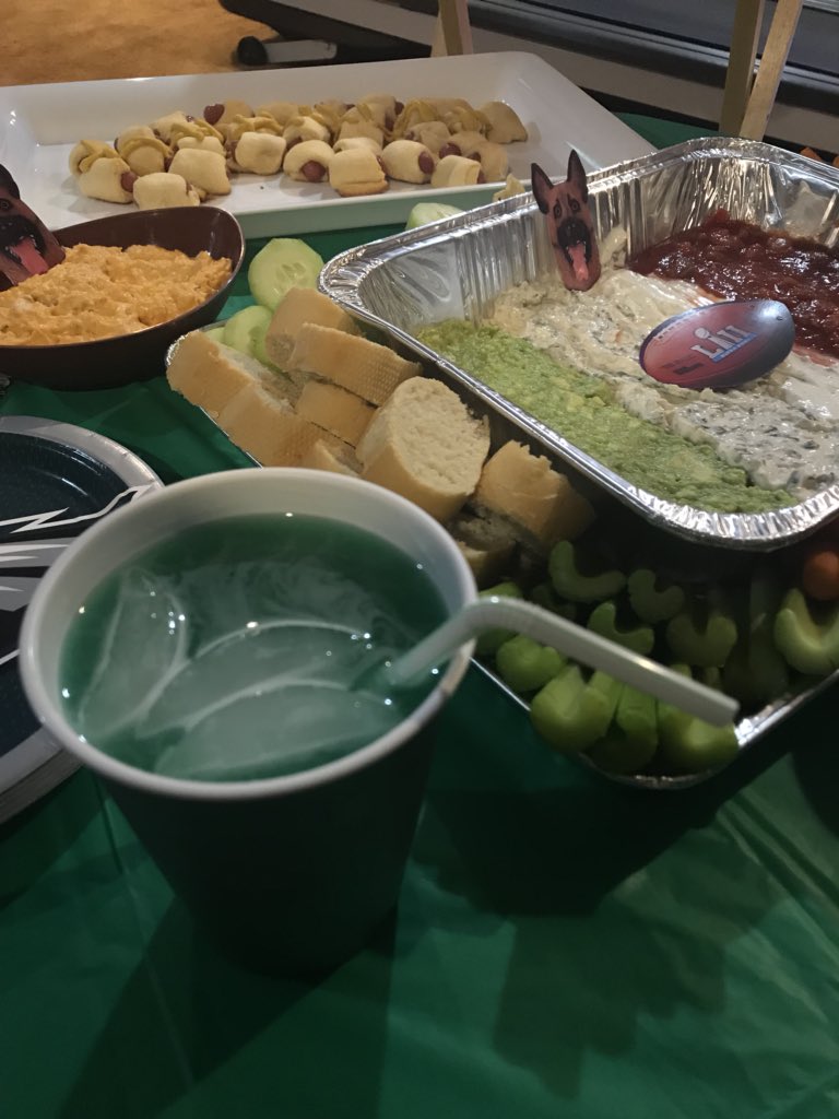 kstoltzy33's tweet image. Almost game time and of course we have that #IkeJuice @Ike58Reese 🏈🦅