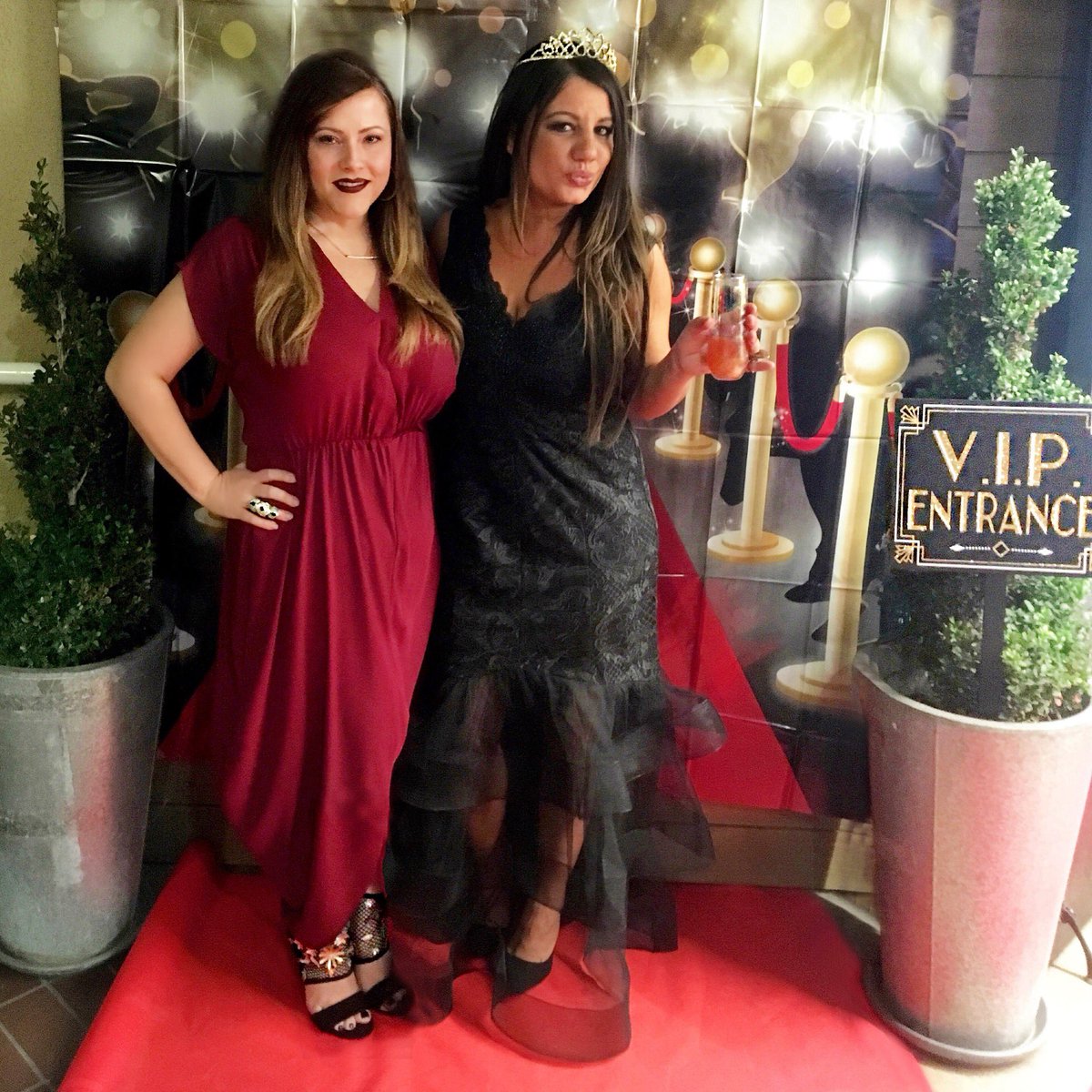JennMelby's tweet photo. Rockin' the @oaklagunabeach #redcarpet with royalty, #birthdaygirl @jamielvedder. 📸👑🎂 #aboutlastnight #oaklagunabeach #vipentrance #otrc #bestactress #hollywoodtheme #redcarpetglam #royalpain #redcarpetready #redcarpetevent https://t.co/KOYDE0QTHg https://t.co/cOdSmlzp7J