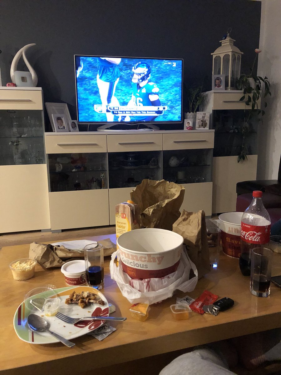 soern_berg10's tweet photo. Superbowl auf Pro7 Grüße aus Karlsruhe @kfc ist auch dabei #ranNFL #SuperBowl https://t.co/4HYHnMvekp