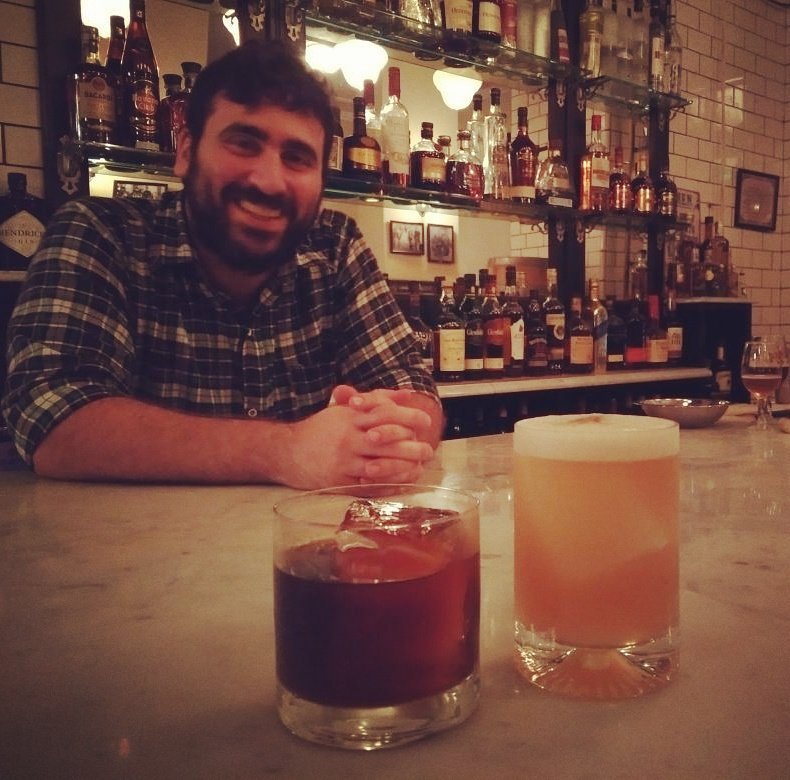 AiresdeBares's tweet photo. De las mejores experiencias para disfrutar de los últimos tiempos, una de las más atractiva se encuentra junto a @DanielDaniBiber en @TheBeerHouseXp, con propuestas de clásicos y versiones propias con toques cerveceros, consiguiendo lograr crear una coctelería irrepetible. #ADB https://t.co/FUayKeAMNO