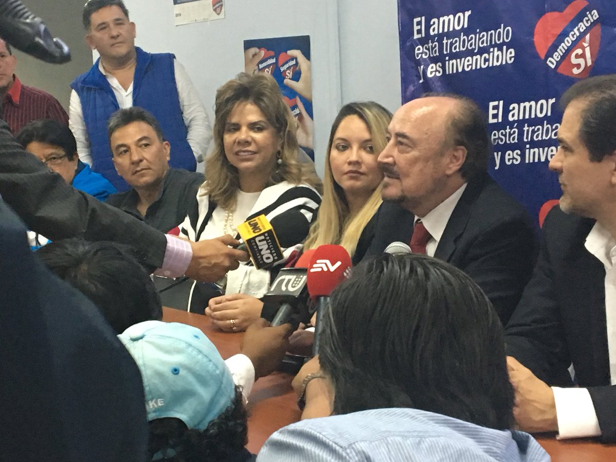 avaldiviesoanda's tweet photo. En la Sede de Democracia Si En Quito #graciasdecorazon https://t.co/eIPqu4wa11