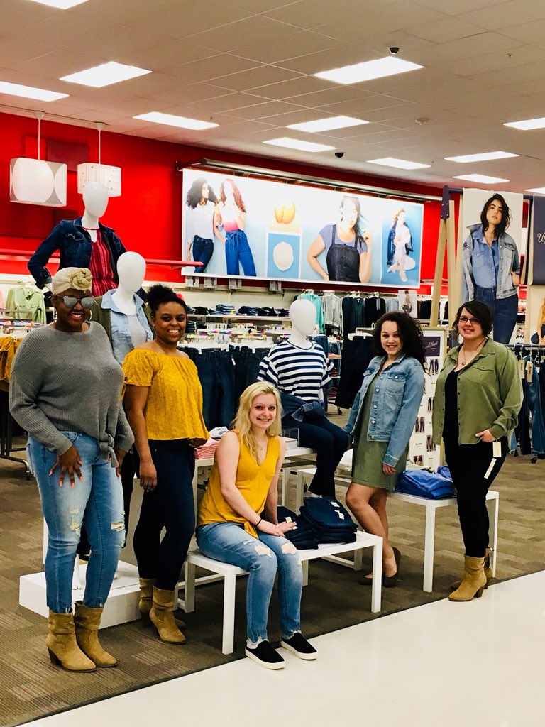AMF55025's tweet photo. This closing team is ready to win at selling! #fitsession #❤️everything @KelseyKarnopp1 https://t.co/5OvDu8SnOq
