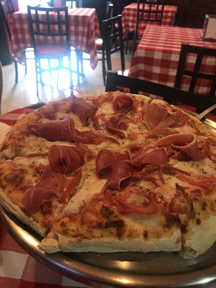 GiorellaRest's tweet photo. #bestpizza #SuperBowlLII #pizzadelivery #FelizDomingo #GoPats #SuperBowl #pizza #pizzatime https://t.co/pzYE1tnWFD