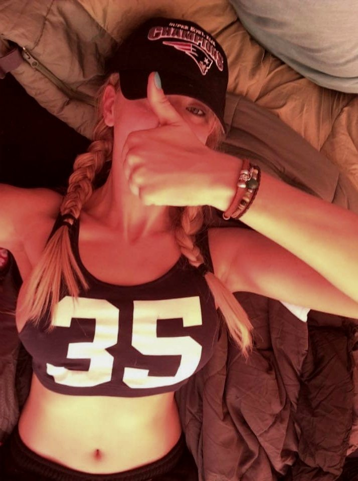 xkristyLeoniex's tweet photo. The bag of malteasers bet is on the Patriots for me #Patriots #NFL #SuperBowl #superbowlsunday 🍕🍫🍗🥃🍿🇺🇸 #FaveHat https://t.co/tNiJd5q6hg
