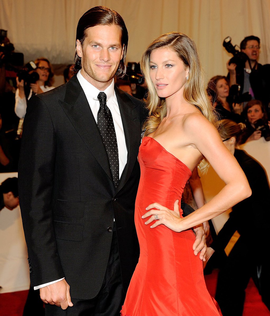 NFLPARATODOS's tweet photo. Tomasito no pudo encontrar la zona prometida. En el emparrillado. En la vida real la encontró en forma de Gisele Bündchen. 
Es 3-3 now. https://t.co/NWh28jgREt