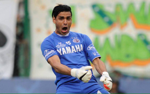 RikRodriguez5's tweet photo. Who needs Franco if you have Monneti? Monneti is playing an fantastic game making sure that Nacional are still in front, his reflexes are top notch today. He is my MOTM https://t.co/UrI0Il0d3M