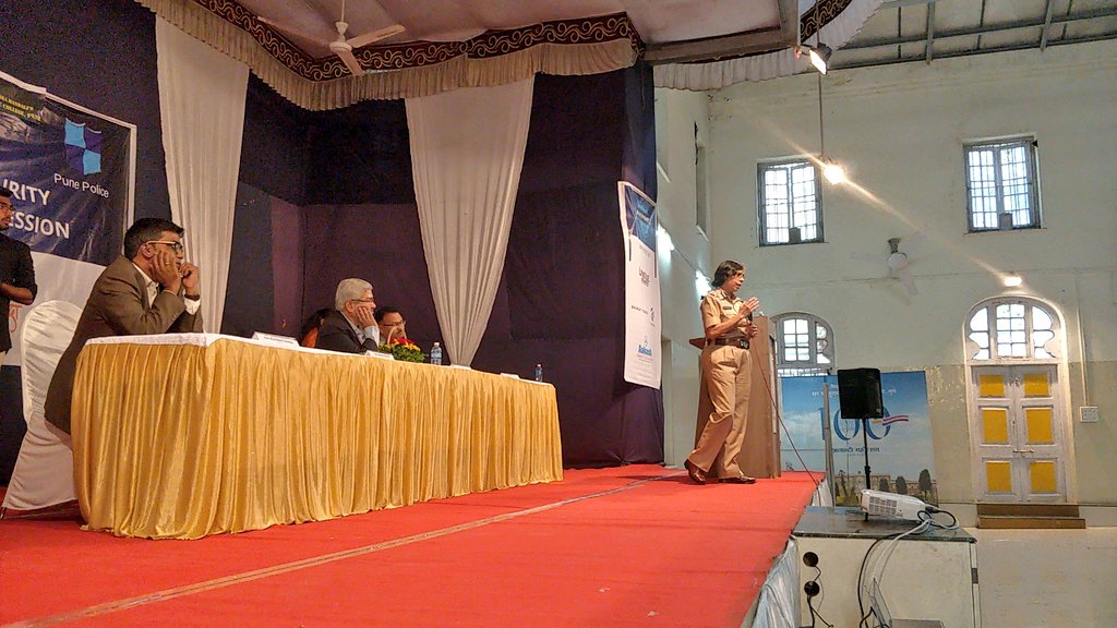 wefightcc's tweet photo. @CPPuneCity Smt. Rashmi Shukla addressing the students at S.P. College. #SPCollege #Pune #Students #WeFightCC #CyberCrime 
With @DCP_EOW_Cyber Shri. Sudhir Hiremath https://t.co/VfACC8b8SE