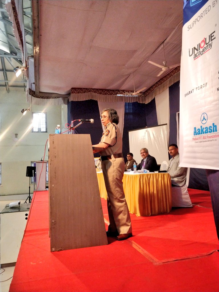 wefightcc's tweet photo. @CPPuneCity Smt. Rashmi Shukla addressing the students at S.P. College. #SPCollege #Pune #Students #WeFightCC #CyberCrime 
With @DCP_EOW_Cyber Shri. Sudhir Hiremath https://t.co/VfACC8b8SE