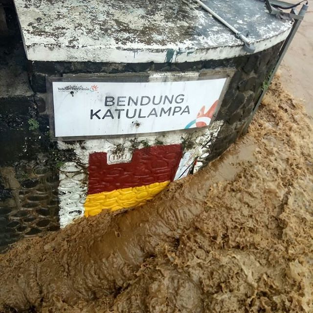 Senin, 05 Februari 2018. Pukul 12.15 WIB. Tinggi Muka Air (TMA) Bendung Ciliwung - Katulampa Bogor 220 CM / Siaga 1 / Hujan. Waspada bagi warga yang tinggal di pinggir aliran sungai. #BPBDKotaBogor
@bimaaryasugiarto 
@usmarhariman 
<a href="/ade_sarip/">ade nurmaulana s</a> 
@pemkotbog… ift.tt/2E1Sd1x