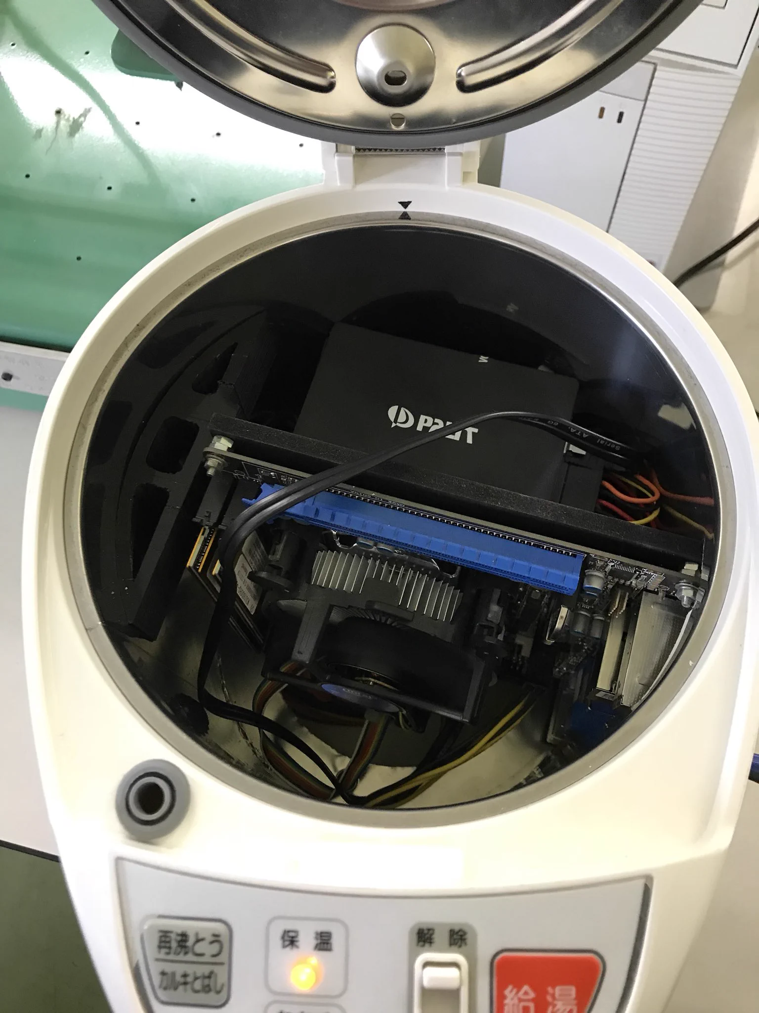 神がかった発想が笑えるwうちの学校の先生の自作パソコンは持ち運びやすさ抜群www