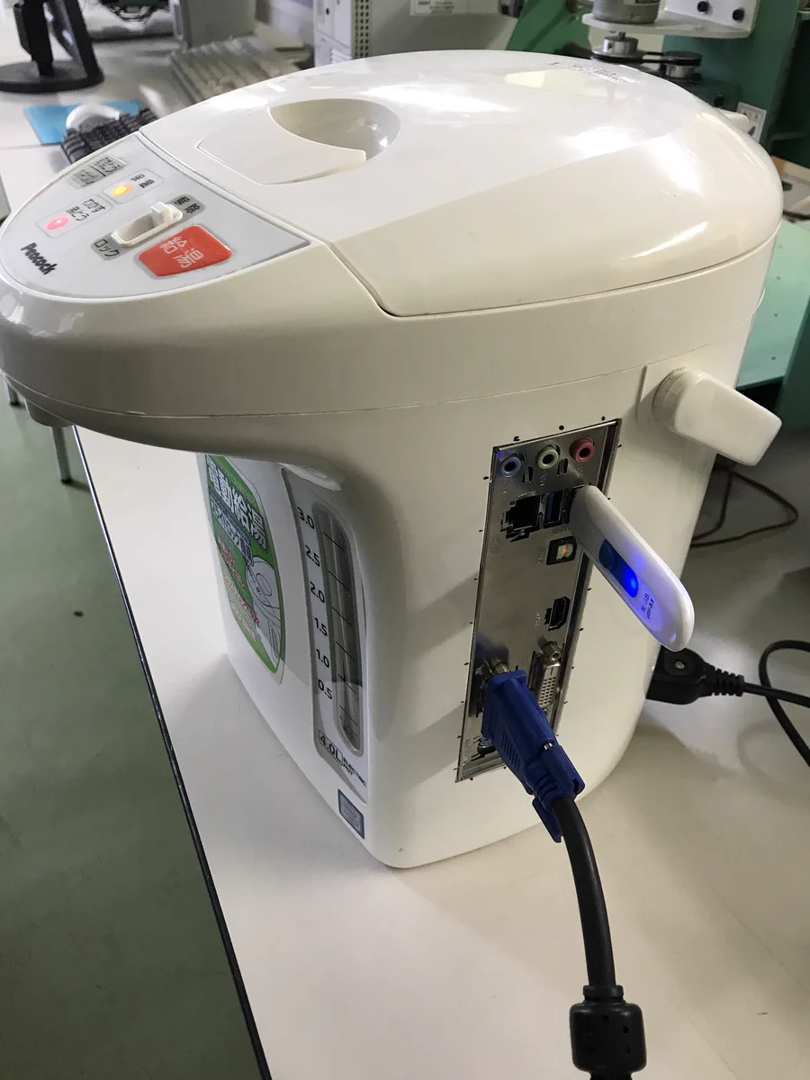 神がかった発想が笑えるwうちの学校の先生の自作パソコンは持ち運びやすさ抜群www