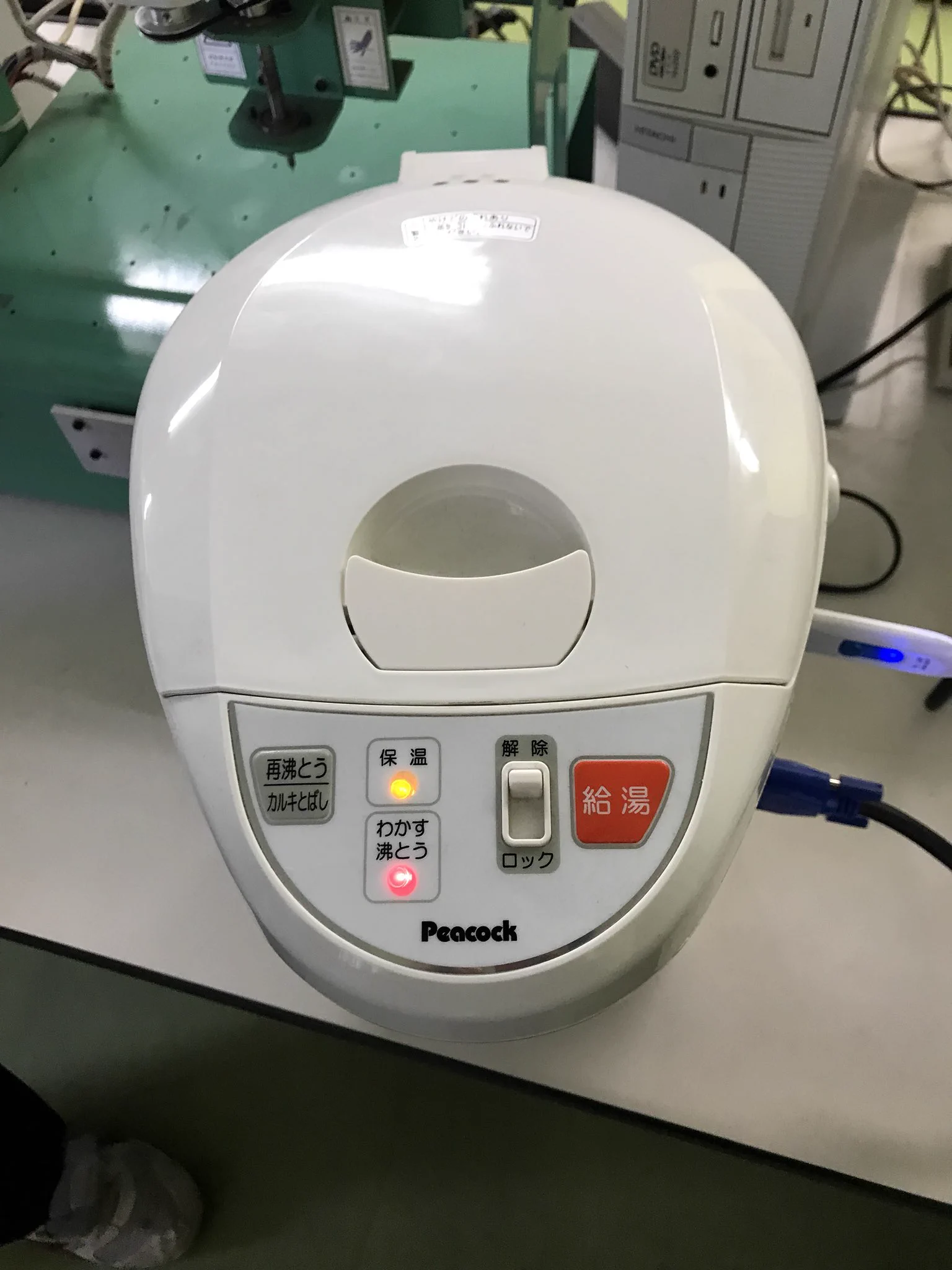 神がかった発想が笑えるwうちの学校の先生の自作パソコンは持ち運びやすさ抜群www