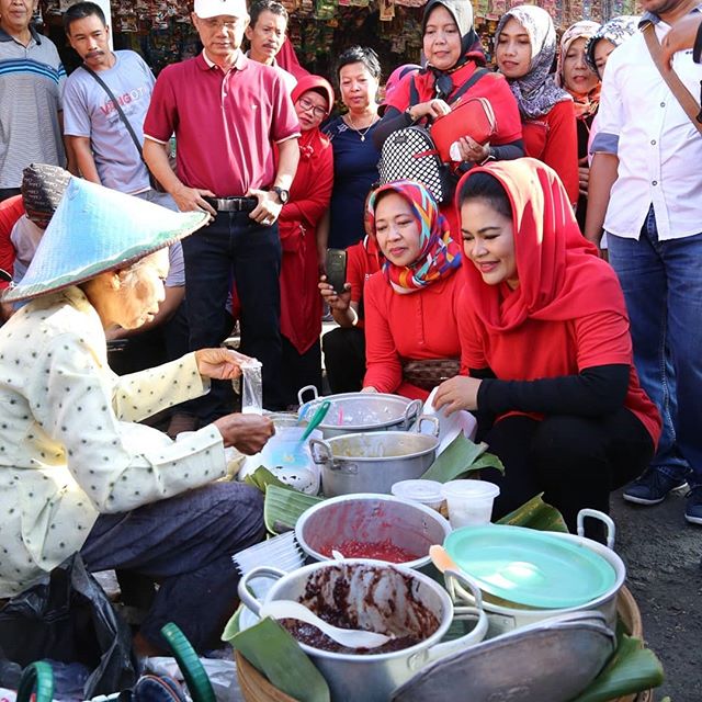 FOLLOW instagram.com/pdipjatim -  Salah satu yang menarik dari pasar tradisional adalah terjaganya interaksi pedagang dengan pembeli secara lebih humanis. Hal yang kian hari menjadi langka dan terkikis oleh kemajuan jaman. Mbak Puti senang bertemu… dlvr.it/QF30Bz