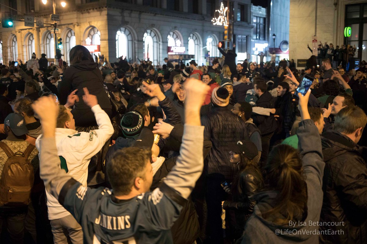 isabetabug's tweet photo. Fireworks ricochet off buildings in center city Philadelphia
#flyeaglesfly #philadelphiaeagles #celebrate #superbowl #superbowl52 #phillyonfire https://t.co/ve7kn6pnox