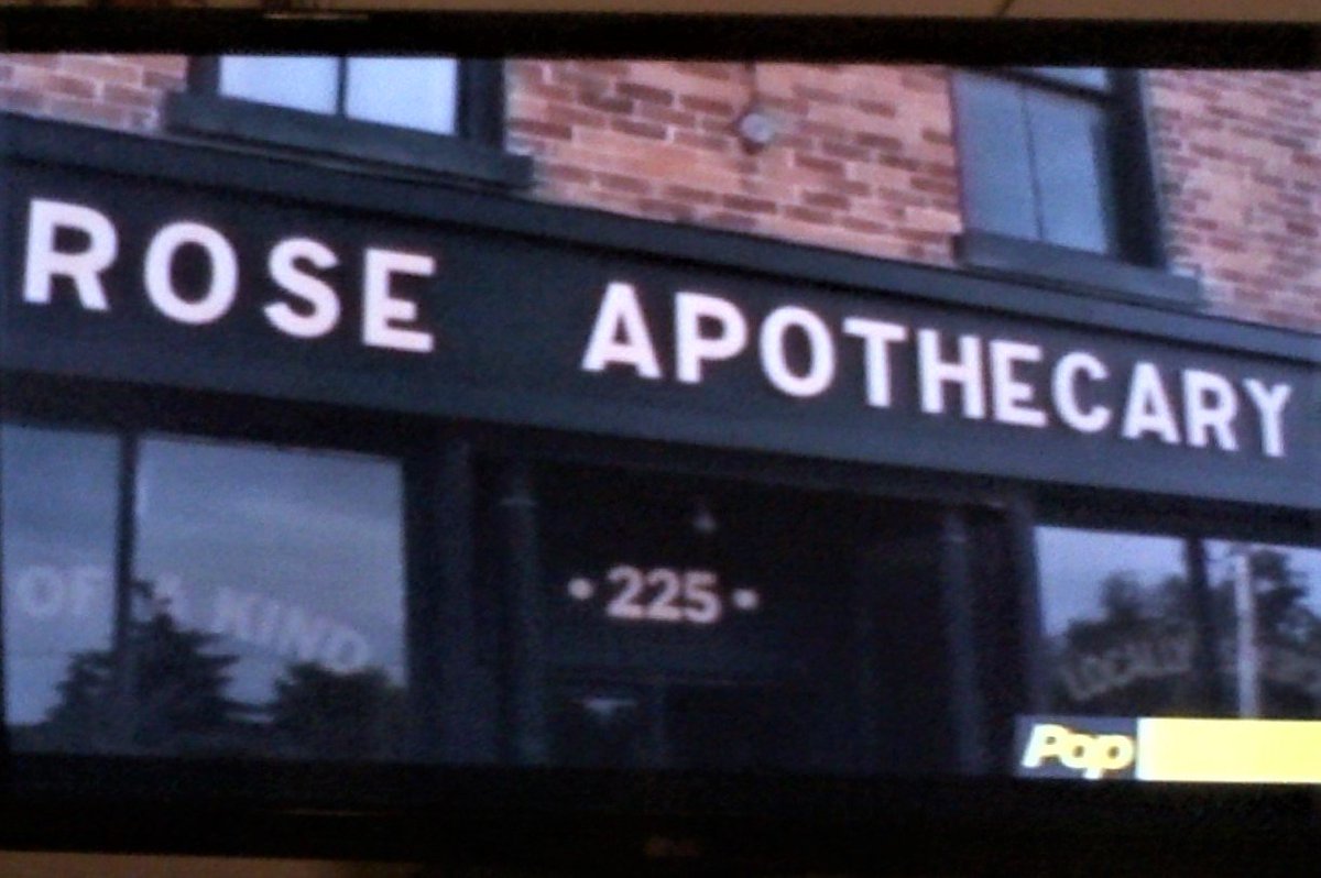 MISSCOOKIE1223's tweet photo. 🇨🇦#SchittsCreek 
🇺🇸#SchittsCreekPOP !
📺#POPTV  #SCS4

🎶🎷#SmoothJazz Playing In; #RoseApothecary  
It's those little nuances I Cant get Enough Of,  LOVE IT! ❤️ https://t.co/dCs6NI3mK5