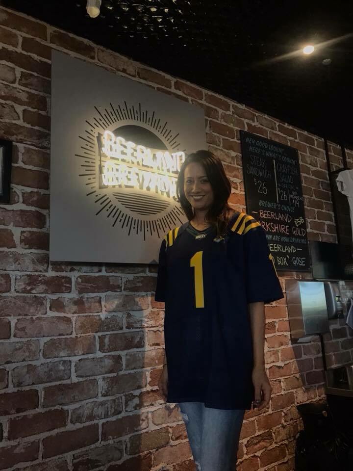 wcwolverinesafc's tweet photo. Amie from Whitfords Brewing Company by Beerland representing in the Wolverines #1 jersey
#wbc #whitfords #number1 #wolverines #SuperBowl #nfl #gridirion #perth #american #football #beer #food #sport #perthisok https://t.co/wgtaz4WpiC