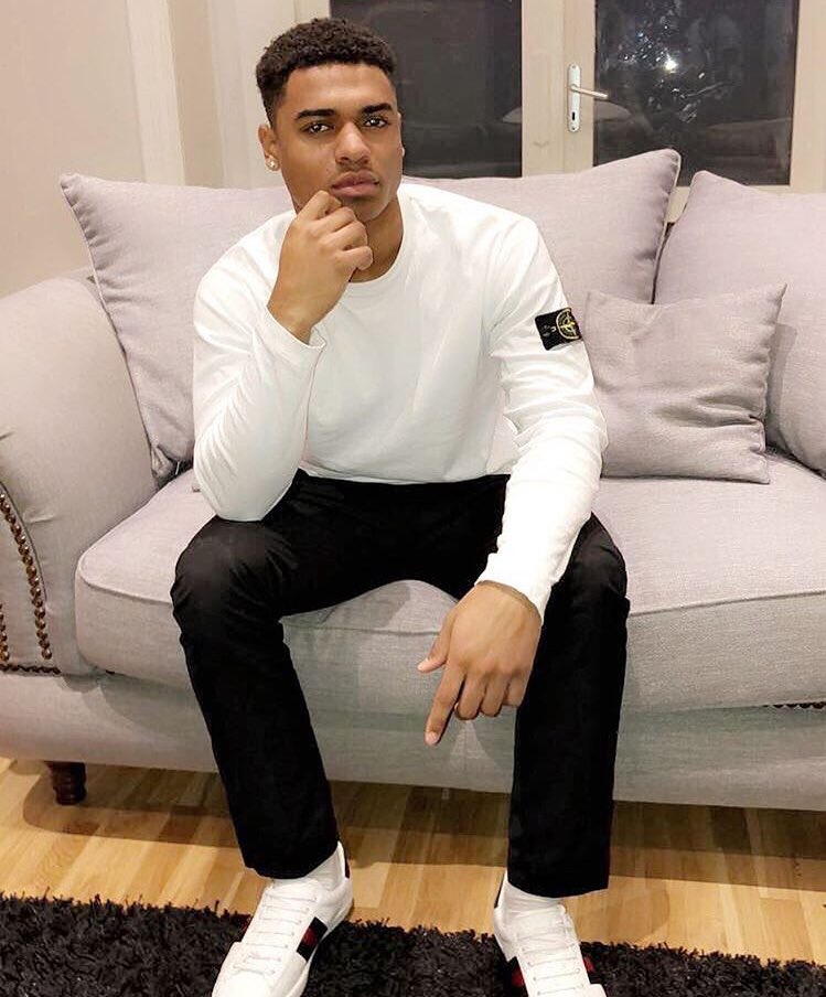 HelpmeParody's tweet photo. Ig - shadeandrew https://t.co/5XePrQq1U7
