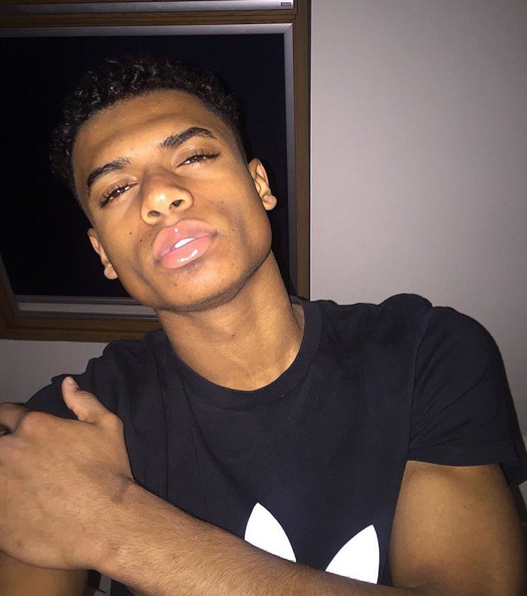 HelpmeParody's tweet photo. Ig - shadeandrew https://t.co/5XePrQq1U7