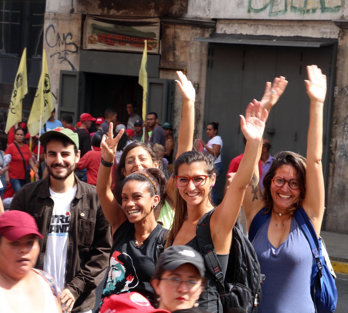 FNNSimon's tweet photo. Pueblo conmemora el #4FRebelionDeFuturo y Día de la Dignidad Nacional con una gran movilización desde la sede de la Cantv hasta el Palacio de Miraflores, la alegría y las consignas no se hicieron esperar a lo largo de su trayectoria @DPresidencia @NicolasMaduro https://t.co/PAYB3VsamH