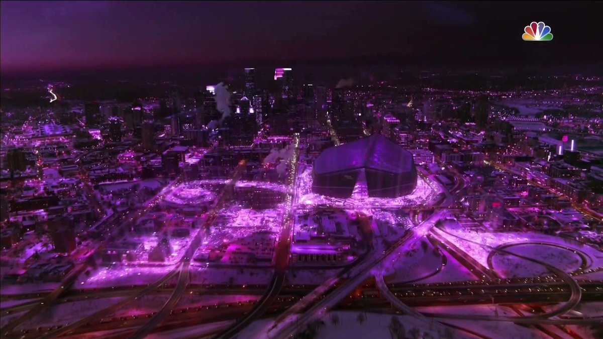 CBWonline's tweet photo. So #JustinTimberlake trying to summon #Prince. Pretty crazy #PepsiHalftime! #SuperBowl #SuperBowlSunday 🏈⚡️ https://t.co/ICR9RnhHRy