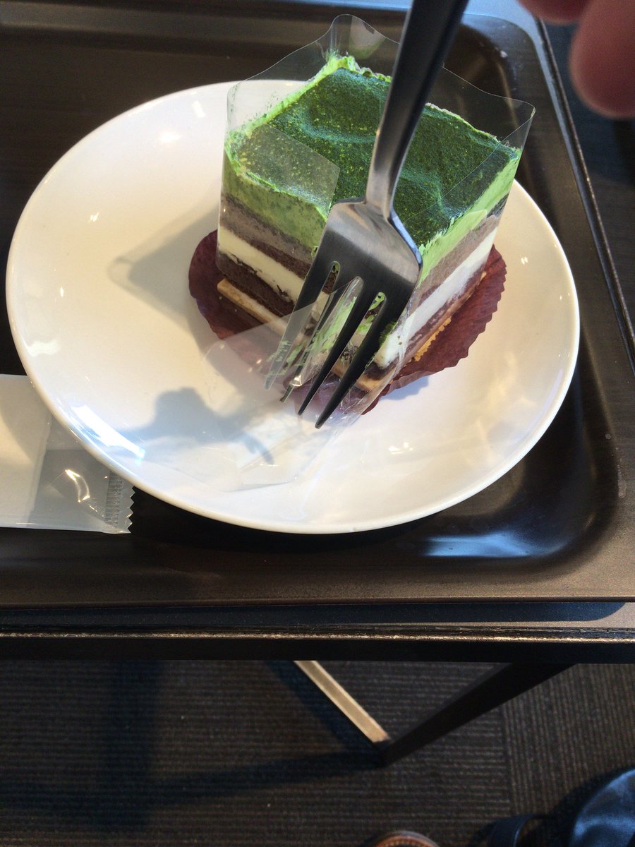 おおひなたごう No Twitter 東村アキコに教えてもらったケーキの周りのフィルムをフォークでクルクル巻き取る方法を実践してみた
