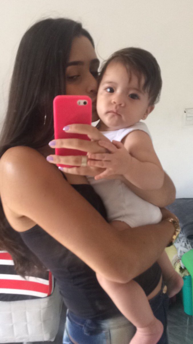 fladiass_'s tweet photo. Repara a mãozinha tentando segurar o cel 💕👸🏻 https://t.co/pKUZky6br2