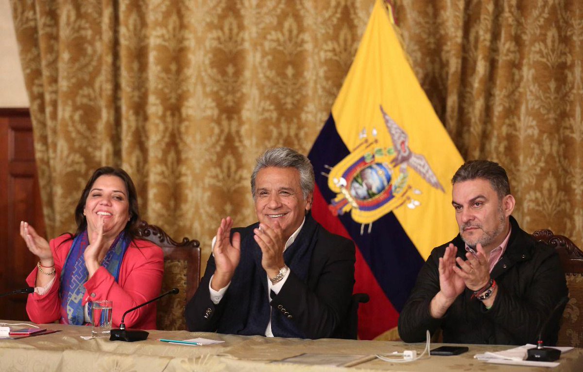 Presidencia_Ec's tweet photo. "Hoy, esta contundente victoria de todos nos reafirma que el futuro no se detiene. Con más alegría y con más ilusión seguiremos trabajando por un Ecuador para todos. Este es el Gobierno de ustedes, compatriotas, este es #ElGobiernoDeTodos", @Lenin Moreno #ConsultaPopularEc https://t.co/gdbBwzgE3p