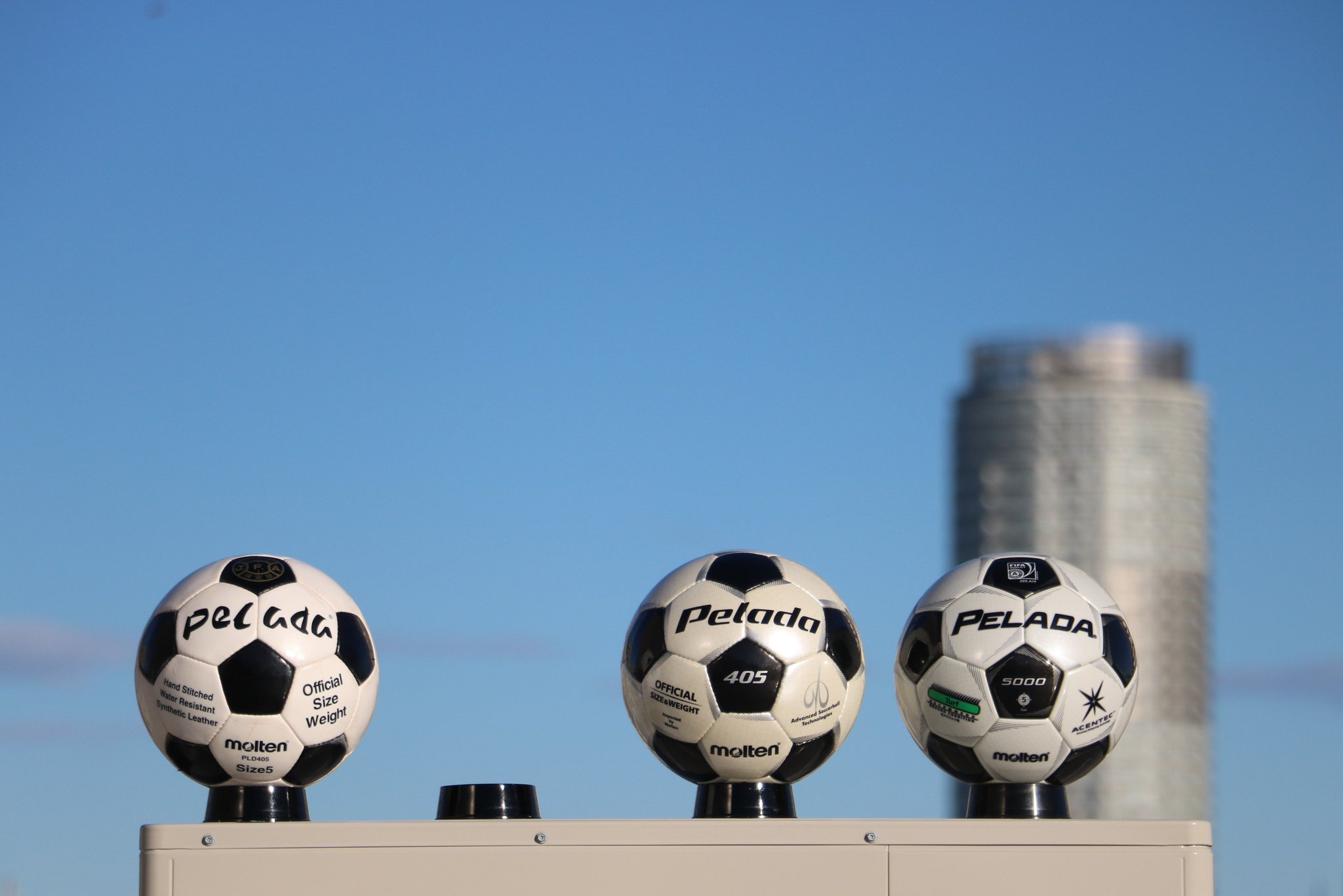 ট ইট র 株式会社モルテン 伝説の漫画 キャプテン翼 が復活するだと これは白黒サッカーボール のブームが再びやってくる と広報室が極秘裏に準備を始めたのですが 部活の定番 ペレーダ の2代目が社内のどこを探してもありません ボールはともだち を