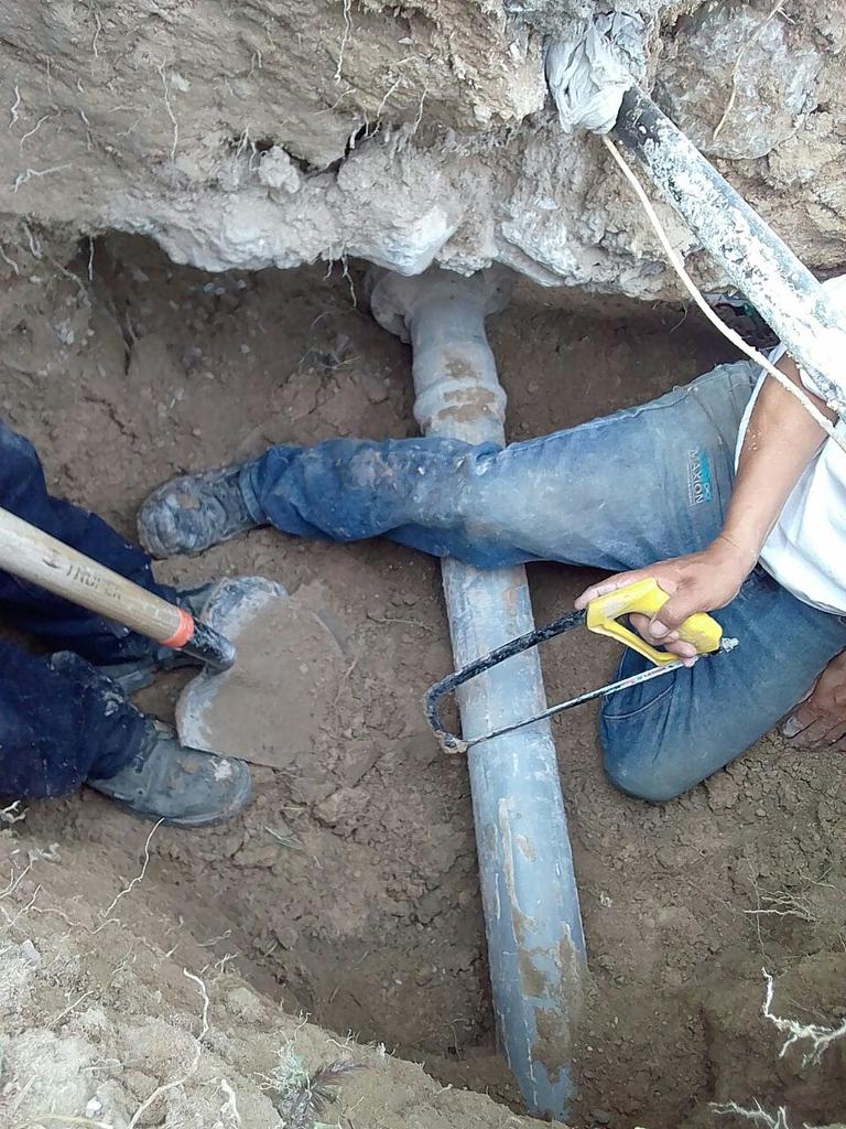 CastaosAdmon201's tweet photo. #Castaños 
#EsfuerzoQueNosMueve 
#SIMASCastaños en la reparación de la línea de rebombeo en la calle Aldama con Francisco I Madero de la Col Independencia. #VamosPorMás 
#FuerteCoahuilaEs @mrikelme @sam6604 @berino_jesus @JLunamena https://t.co/Nf6xDmFecu