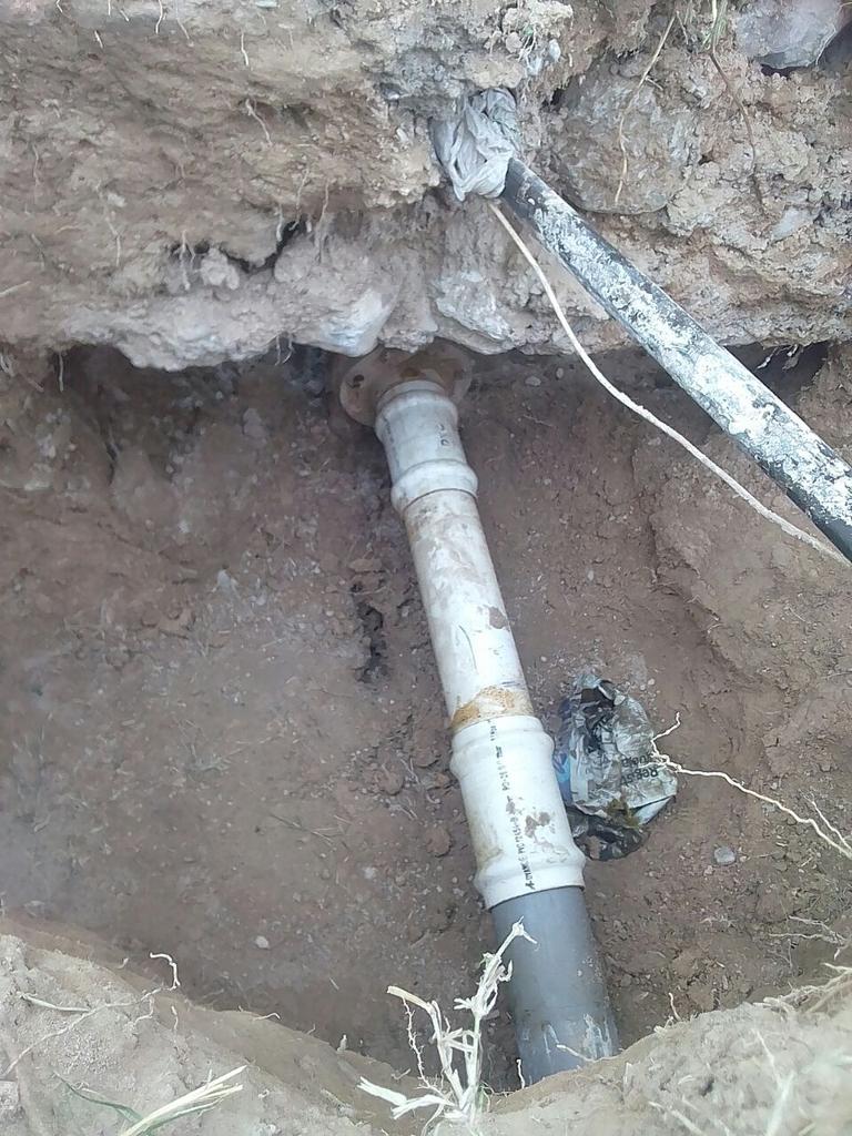 CastaosAdmon201's tweet photo. #Castaños 
#EsfuerzoQueNosMueve 
#SIMASCastaños en la reparación de la línea de rebombeo en la calle Aldama con Francisco I Madero de la Col Independencia. #VamosPorMás 
#FuerteCoahuilaEs @mrikelme @sam6604 @berino_jesus @JLunamena https://t.co/Nf6xDmFecu
