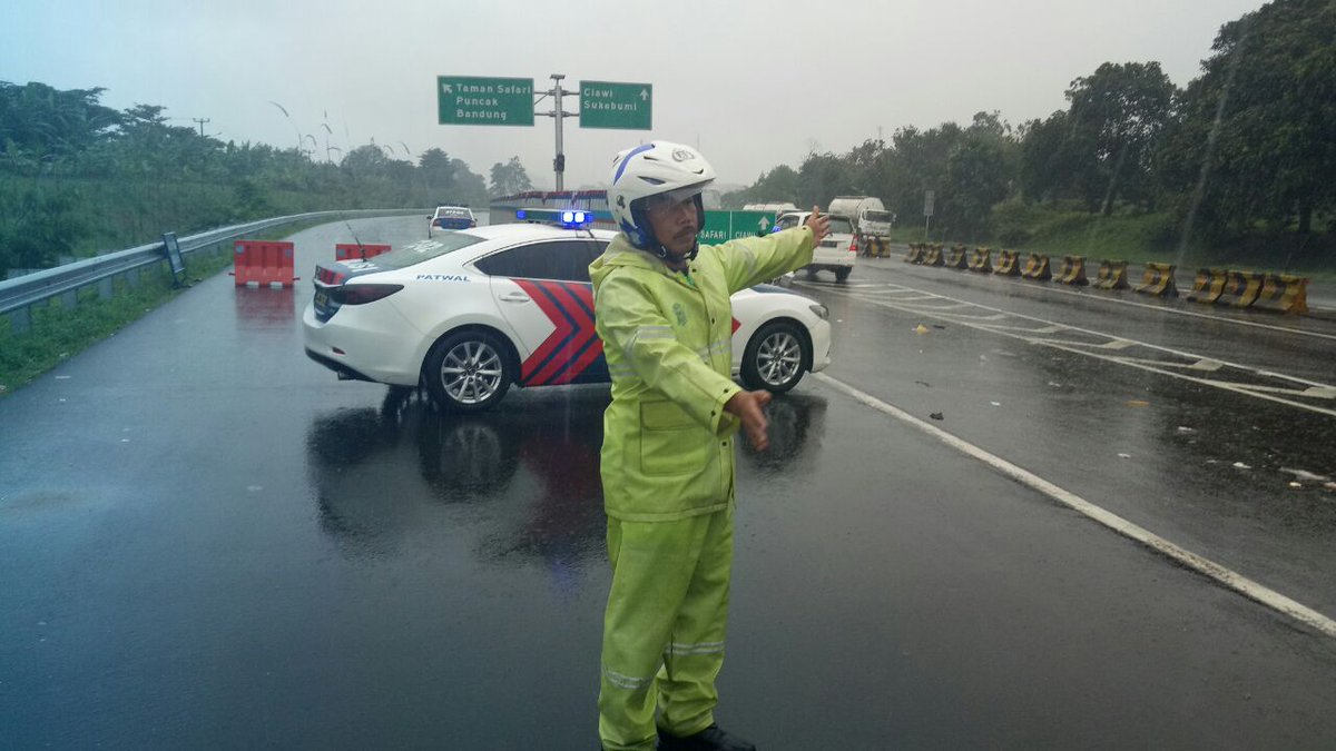09.25 Terjadi Longsor di Jalur Puncak yang menutup Jalur Utama.  Jalur Arah Puncak saat ini ditutup kami alihkan Via Jalur Sukabumi