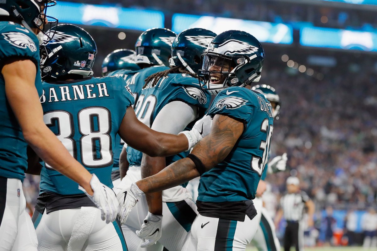 SkySportsNFL's tweet photo. END OF THIRD QUARTER: @Eagles 29-26 @Patriots

Philly end the quarter with a third-and-three at New England's 16-yard line. Can they keep scoring on offense?

Watch #SuperBowl LII on Sky Sports Action or follow all the action here: https://t.co/aovsHRIqxh #GoPats #FlyEaglesFly https://t.co/X1rIQS6NwL