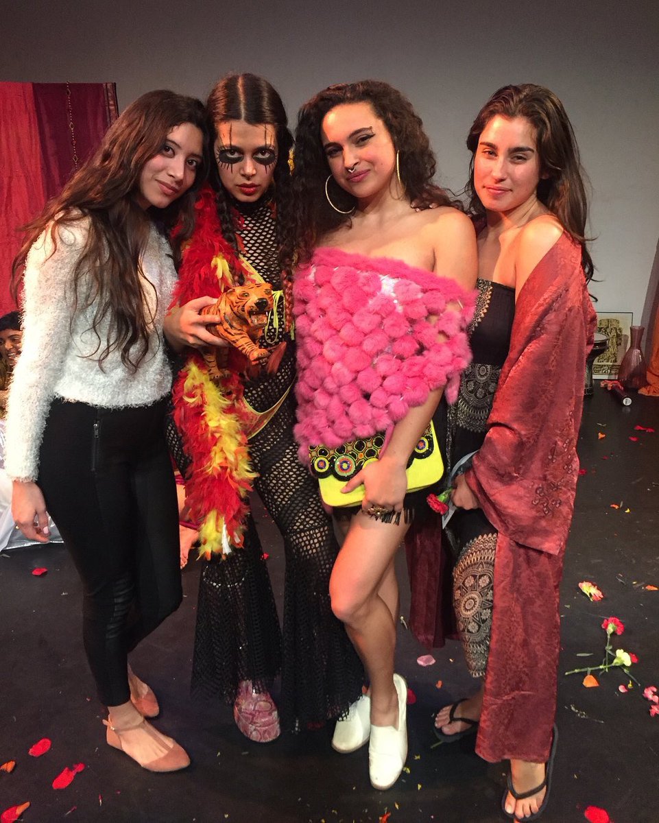 5HBrasil's tweet photo. FOTO • Lauren com amigas hoje. 

#Harmonizers #BestFanArmy #iHeartAwards https://t.co/CX6HGDLhT4