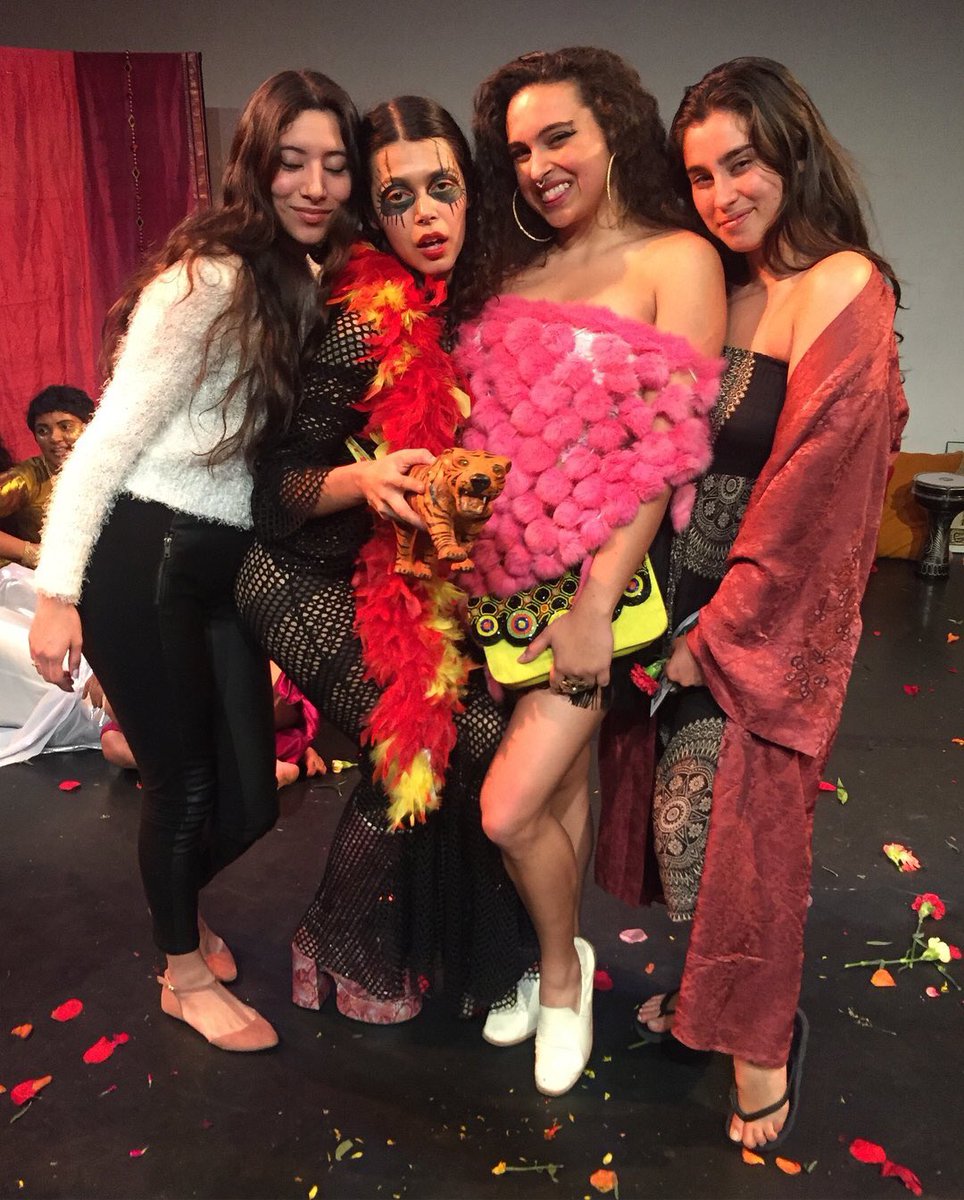 5HBrasil's tweet photo. FOTO • Lauren com amigas hoje. 

#Harmonizers #BestFanArmy #iHeartAwards https://t.co/CX6HGDLhT4