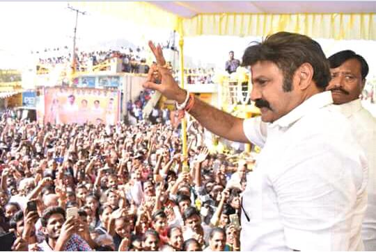 Cult_Fanism's tweet photo. ఎమ్మిగనూరు టౌన్ లో 10లక్షలకు
పైగా షేర్" 6 చిత్రాలు ఉన్న 1 &amp; ఓన్లీ
హీరో  "బాలయ్య బాబు  🙏🙏🙏

1. నరసింహనాయుడు
2. లక్ష్మీ నరసింహ
3. సింహా
4. లెజెండ్
5. గౌతమిపుత్రశాతకర్ణి
6. జైసింహా (12.02)👌

జై బాలయ్య 🙏 https://t.co/ca9HvJDpWg