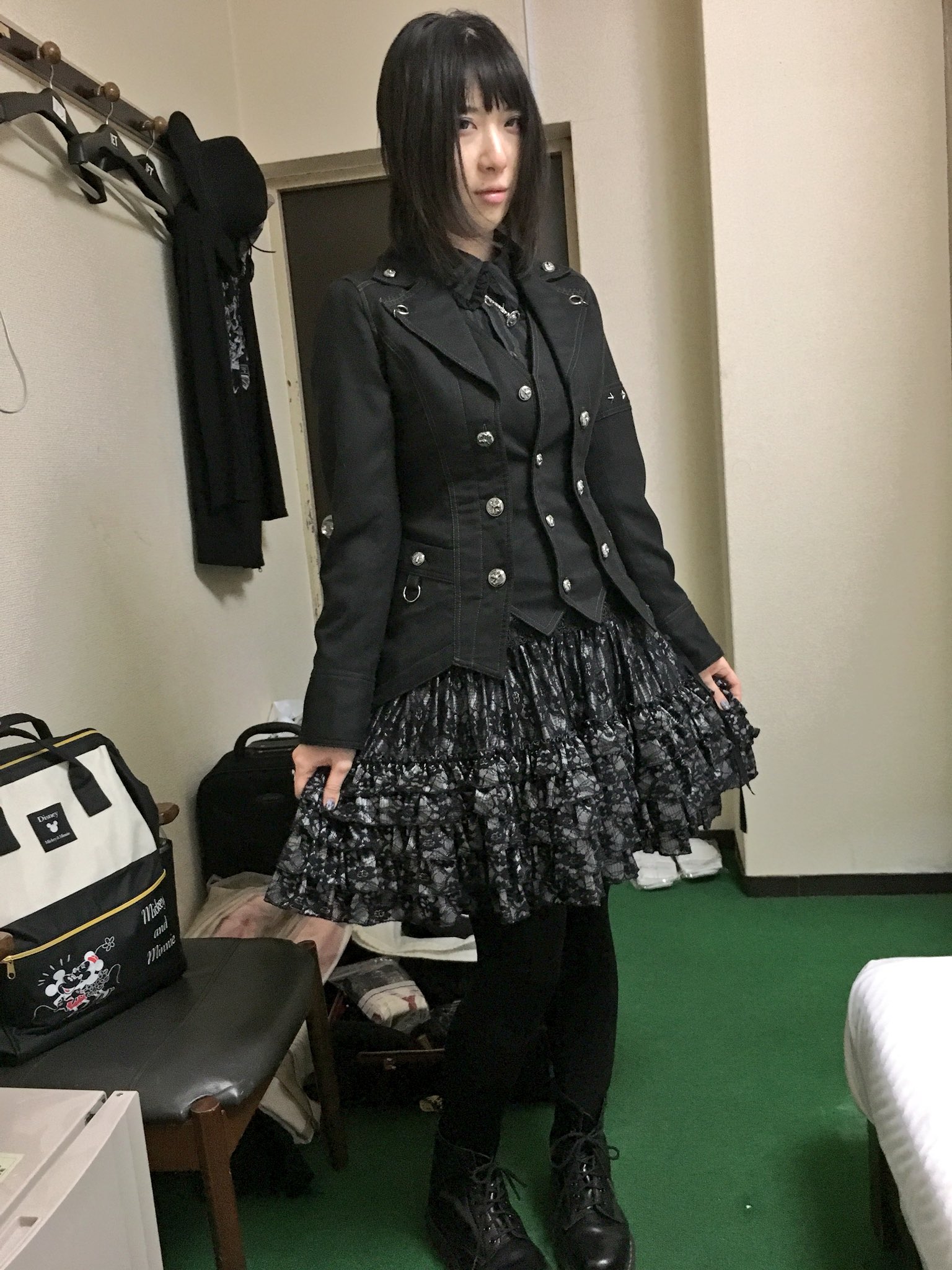 亜希 コーデ垢 12月31日の年越しディズニーコーデ 帰って来てから撮ったから髪ボサしてるし顔すごく疲れててごめん ジャケット ゴンキン ブラウス Steam スカート ブラックピースナウ 靴 マーチン アクセ ヴィヴィアン T Co Vvutwhr02b Twitter