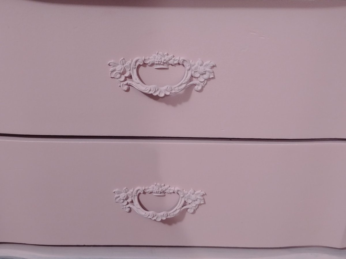 JT__Studios's tweet photo. Just ordered this paper for peek a boo drawers for this chest of drawers! So excited! #JTStudios #shabby chic #fancyshabbychic #fancy
#paintmyfurniturejoy https://t.co/8NRPuuVL2b