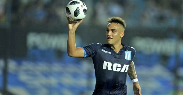 racingdealma's tweet photo. Coudet había picanteado a Lautaro con que nunca había hecho 3 goles en un partido. El Toro los hizo y luego le pidió a Coudet que le firme la pelota... https://t.co/tNbER0zHAK