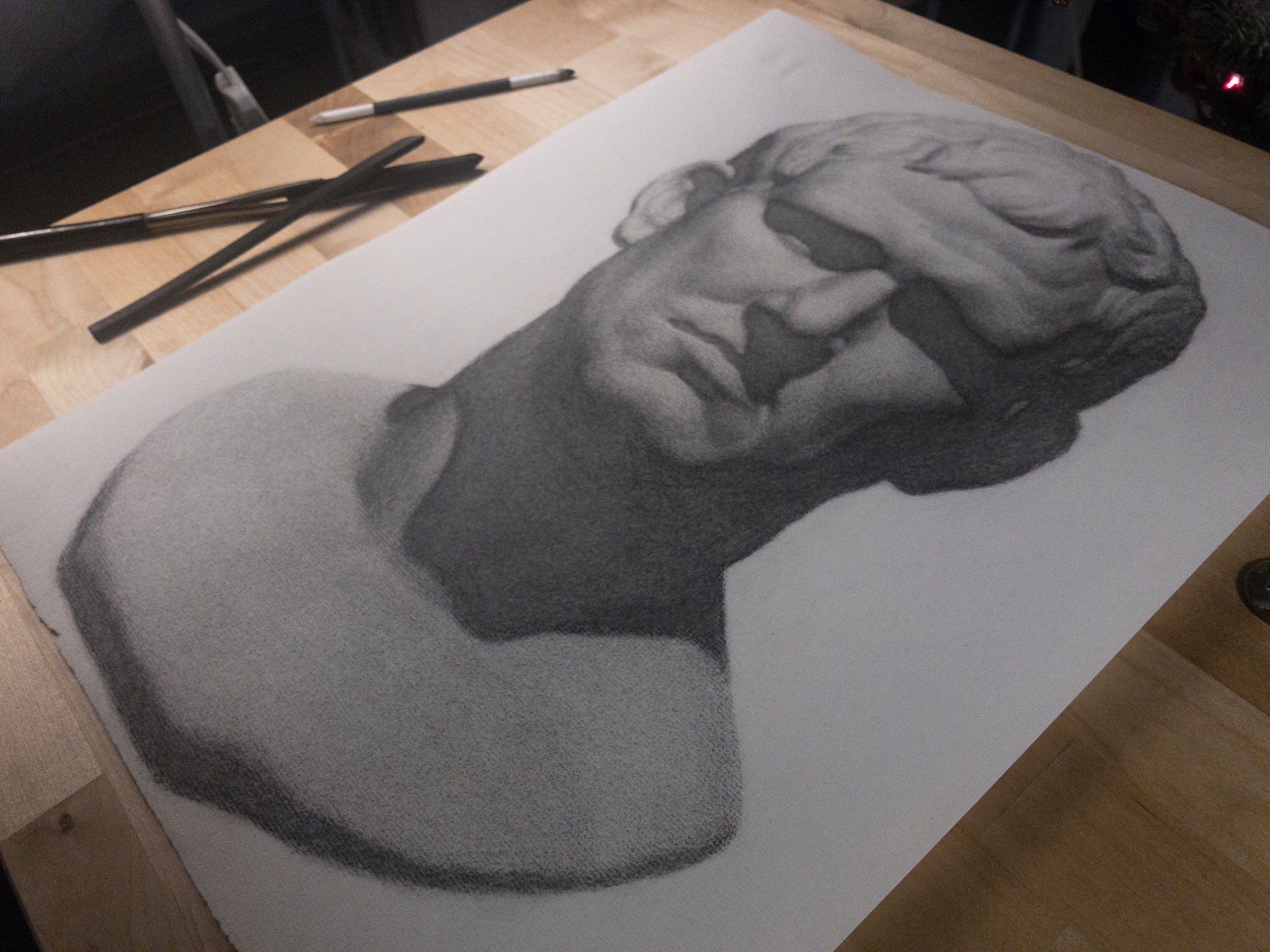 Dessin Laboratory 写真にあるのは実際の石膏デッサン 原画 の方です 原画は木炭紙大の半分以下のサイズに描かれていて 簾の目もマチエールもくっきりです デッサン自体も力強く 迫力があります ちなみに作品左上にはロゴがエンボス加工されています Dessin Laboratory 写真にあるのは実際の石膏デッサン 原画 の方です 原画は木炭紙大の半分以下のサイズに描かれていて 簾の目もマチエールもくっきりです デッサン自体も力強く 迫力があります ちなみに作品左上にはロゴがエンボス加工されています