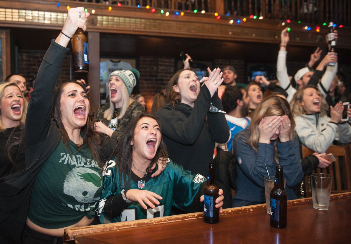 StephStrasburg's tweet photo. "My heart is palpitating, I have chills all over my body." Pittsburgh's Eagles fans going nuts over #SuperBowl win in the South Side, but no police horse punching so far. #thenightisyoung
(Meanwhile Allison, at right, the lone Patriots fan in her group of friends, can't even) https://t.co/umqF6f17Gl