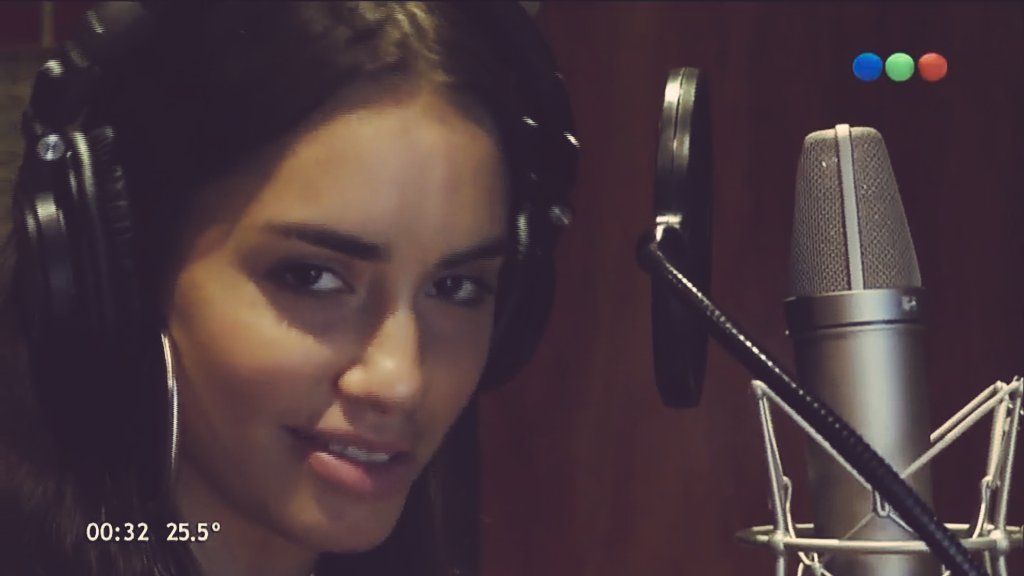 SoyUnLalitOk's tweet photo. Cara de enojada de @laliespos #LaliEnTelefe 😂🎉💋👏📺🎶💕 https://t.co/i6EJedeeCR