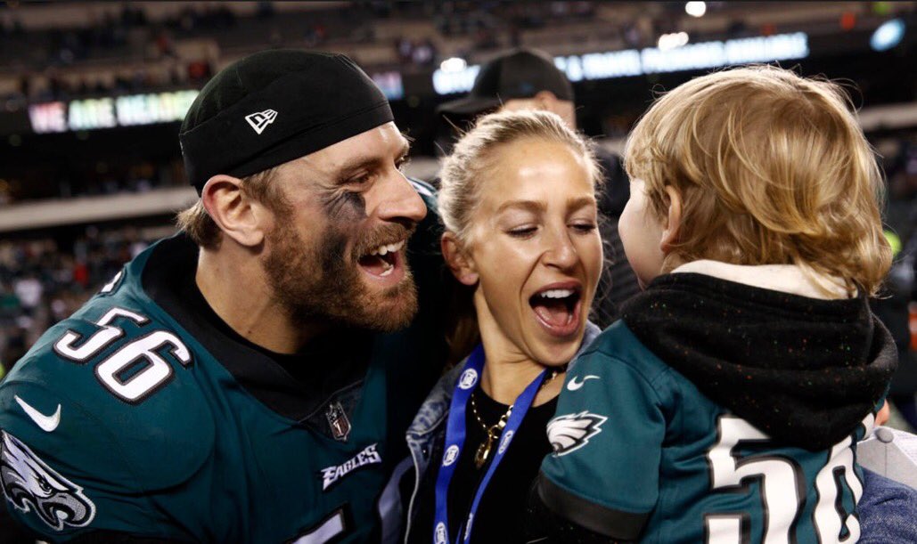MrFilmkritik's tweet photo. Chris Long donated his entire salary in 2017 to charity. 

Thank you karma for paying him back in the best way possible on the football field. He deserves it. #SuperBowl #Eagles https://t.co/4hvB07r1IR